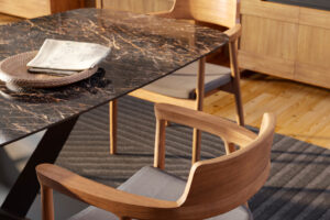 Mesa Lanzarote 200 | Silla Giovanna | Vitrina baja puertas cristal y madera Berna | BERNA 06/01 – COMEDORES